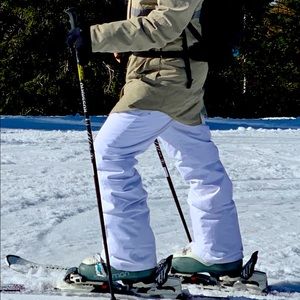 Women’s white Volcom snow pants size medium